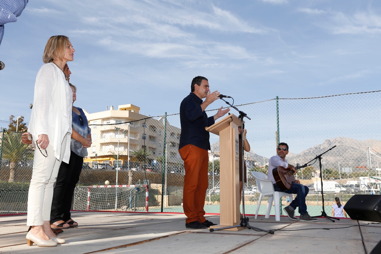 Vicente Arques se dirige a los asistentes al Día Internacional