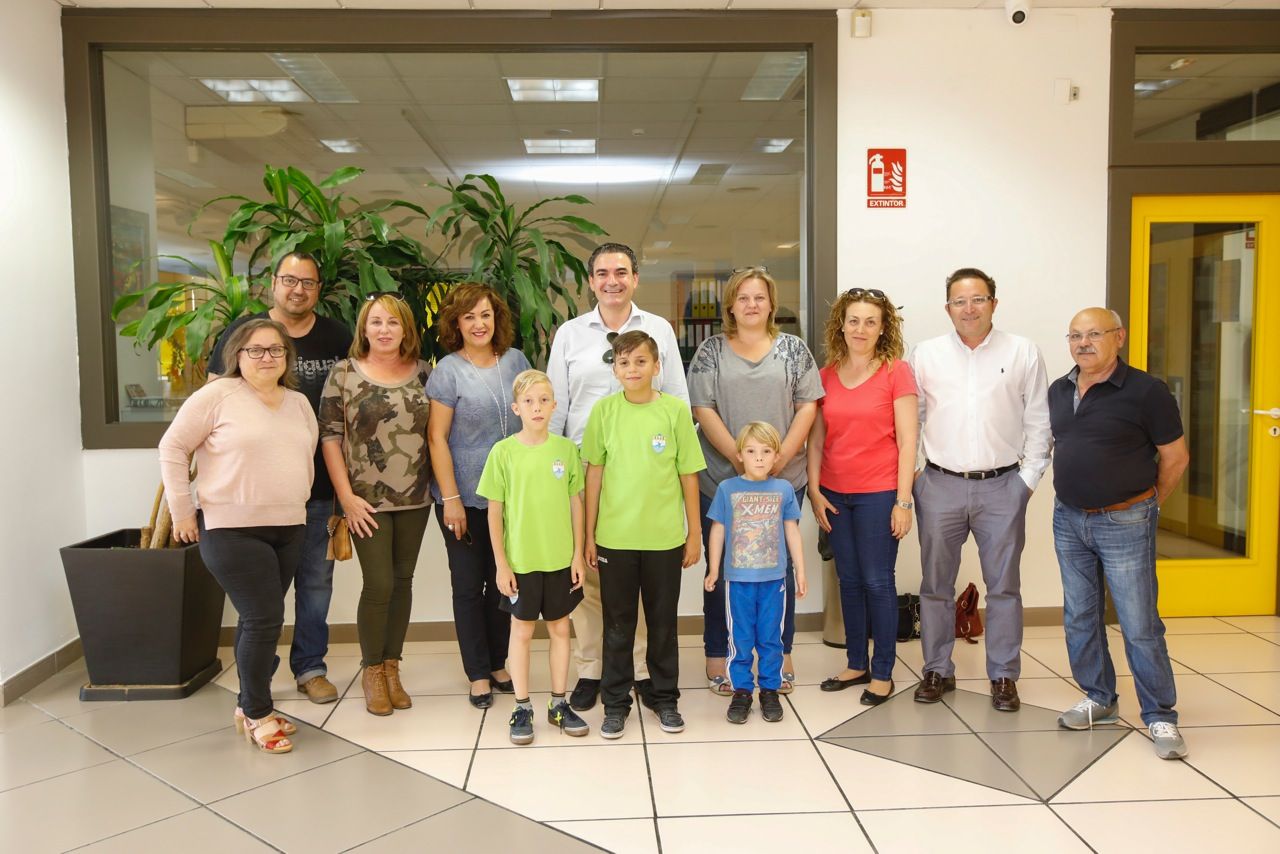 El alcalde de l'Alfàs, Vicente Arques, y la edil de Fiestas, Marisa Cortés, se reúnen con los nuevos mayorales de la Creueta.