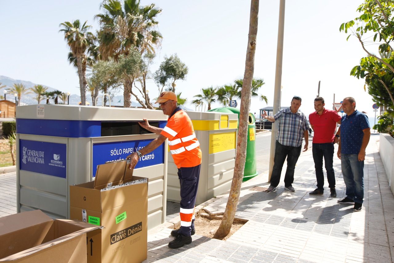 El concejal Óscar Pérez junto al nuevo punto de reciclaje selectivo de playa Albir, en l'Alfàs del Pi.