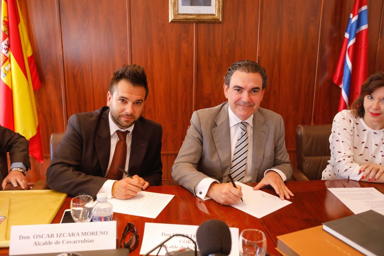 El alcalde de l'Alfàs del Pi, Vicente Arques, y el de Covarrubias, Óscar Izcara, firman el protocolo de hermanamiento entre las dos ciudades.