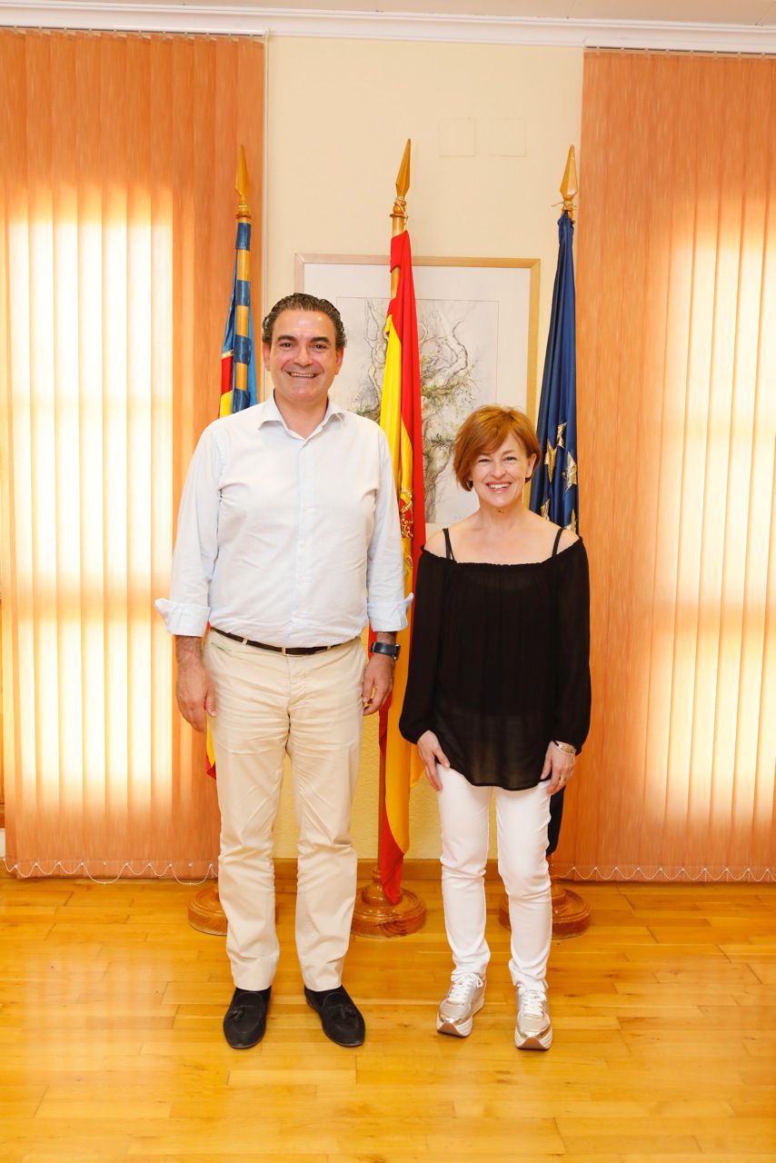 El alcalde de l'Alfàs, Vicente Arques, se reúne con la vicepresidenta de la Asociación Sweetie, Paqui Gómez,