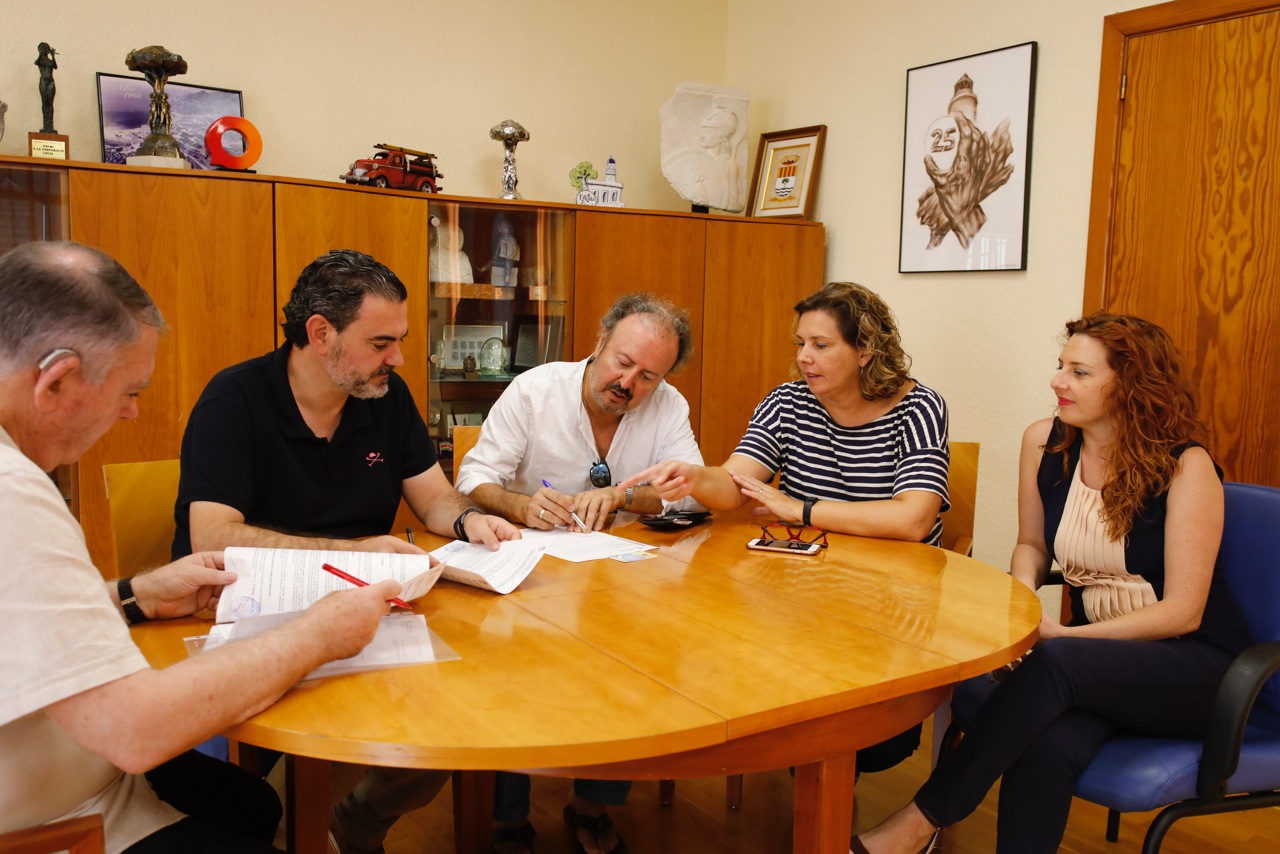 Firma del convenio musica clasica Maite Garcia concejala de cultura de l'Alfas y Alcalde Alfaz Vicente Arques