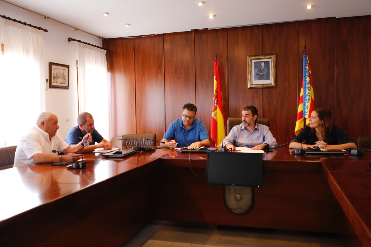 reunión alcalde de l'Alfàs con técnicos para puesta en marcha plan limpieza