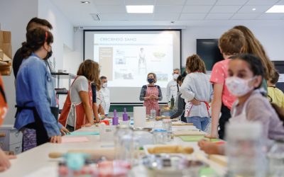 Jóvenes de l’Alfàs aprenden a preparar almuerzos sanos en un taller organizado por Pangea y Residentes