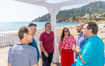 La playa Racó de l’Albir reconocida un año más con la Bandera Azul distintivo de calidad medioambiental