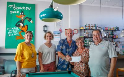 El Bar Drunken Duck dona al Voluntariado Social de l’Alfàs 700 euros
