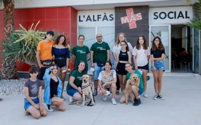 L’Alfàs continuará el próximo curso escolar con el programa pionero de terapia con perros ‘Eduka-dogs’