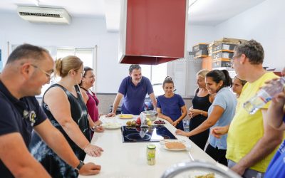 El alumnado de APSA realiza en l’Alfàs un taller de cocina para adquirir destrezas que aumenten su autonomía