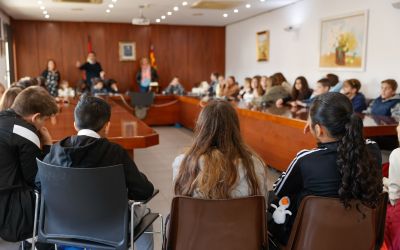Estudiantes del CEIP Racó de l’Albir visitan el Ayuntamiento de l’Alfàs en el 44 aniversario de la Constitución