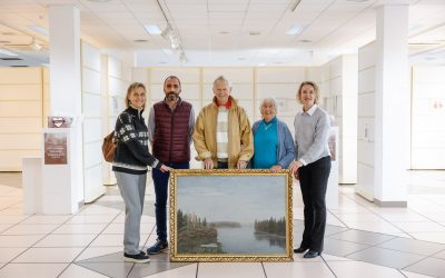 El residente noruego Kjell Ryberg dona un cuadro a la Casa de Cultura de l’Alfàs del Pi