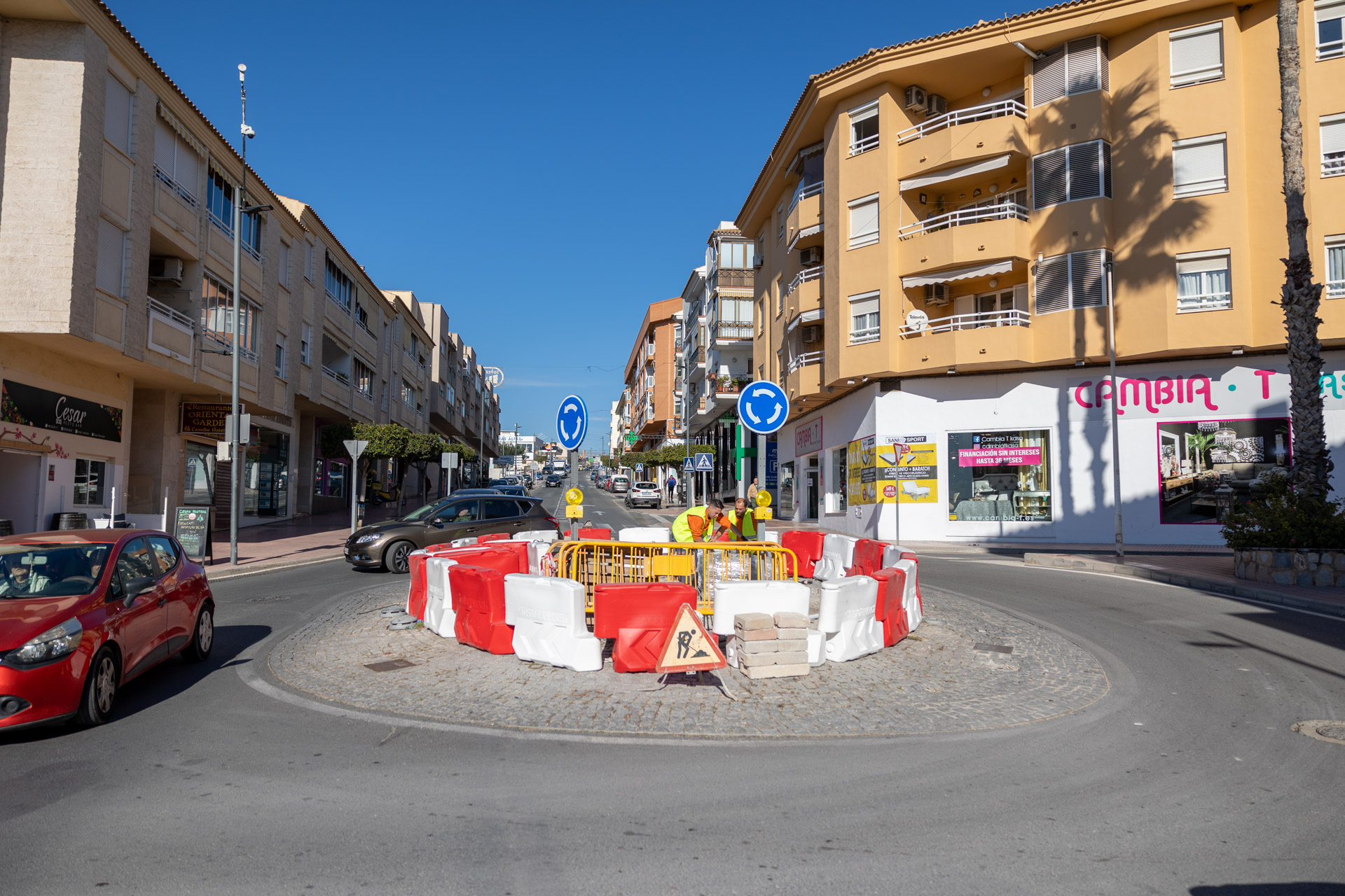 Urbanismo inicia las obras de mejora en la glorieta de avenida del País Valencià con camí de Coves