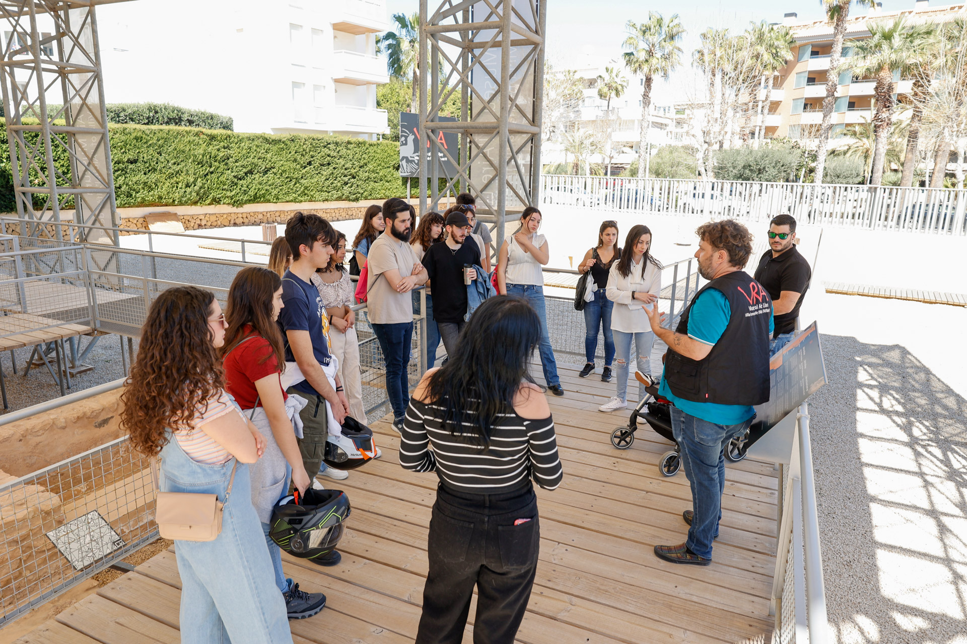Una veintena de jóvenes asisten a la visita guiada al Museo Villa Romana organizada por Juventud y Cultura