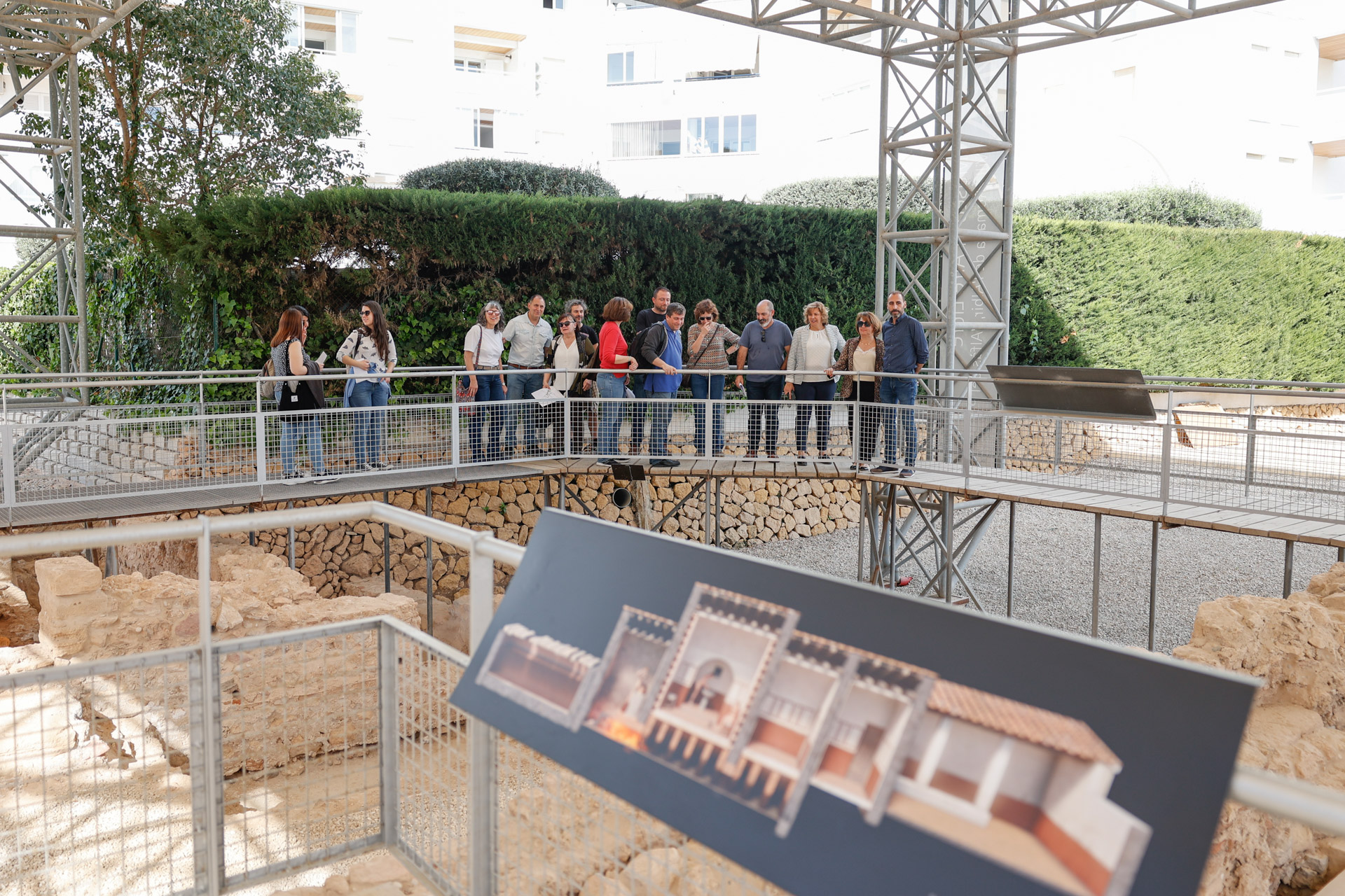 Profesores y catedráticos de la Universidad de Alicante visitan la Villa Romana de l’Albir en su 12º aniversario