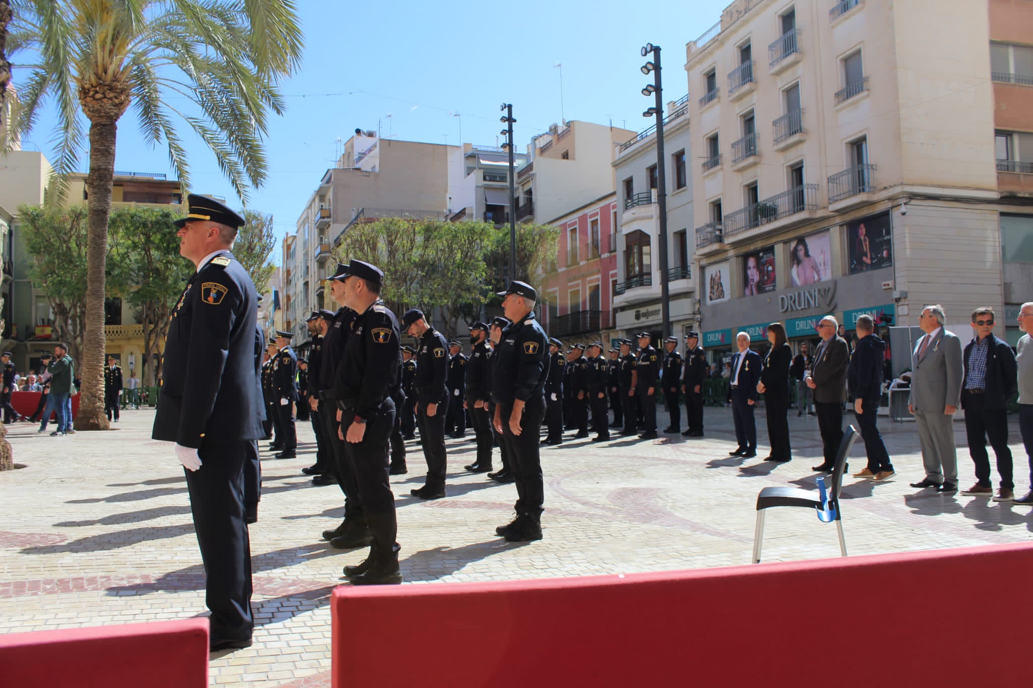 16 oficiales y agentes de la Policía Local de l’Alfàs condecorados por la Generalitat