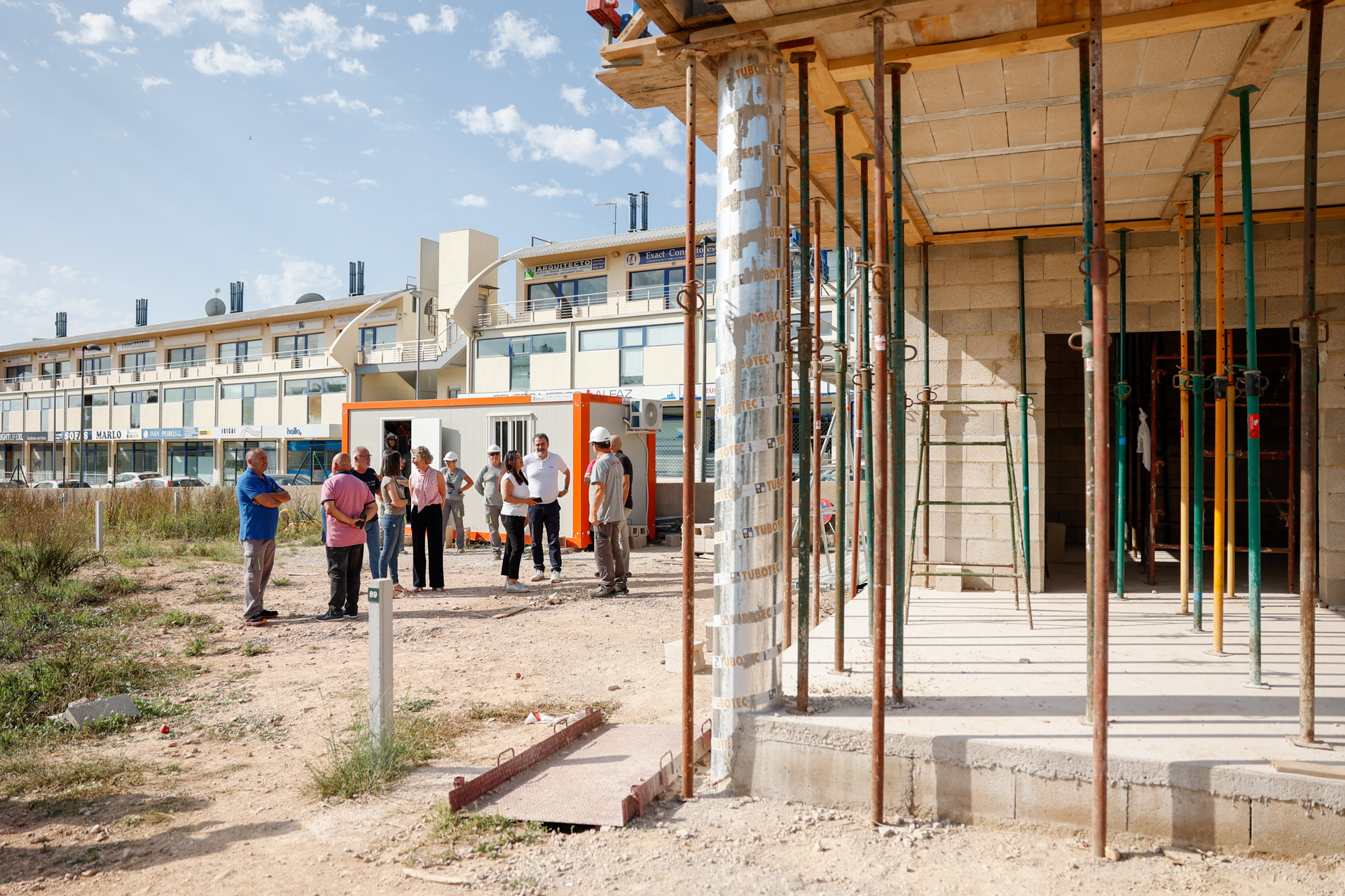 El Ayuntamiento construye un almacén y un baño adaptado en la parcela de huertos urbanos de l’Arabí