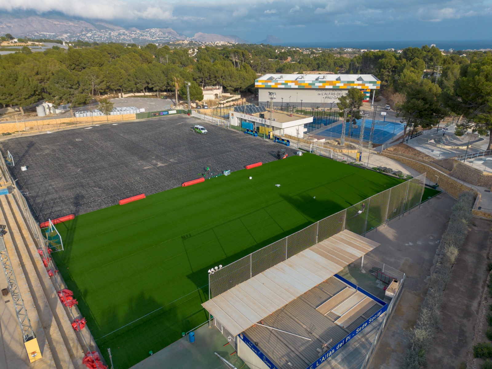 En marcha la renovación del campo de césped artificial del polideportivo de l’Alfàs
