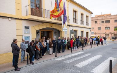 L’Alfàs guarda un minuto de silencio en recuerdo de las diez víctimas mortales del incendio de Valencia