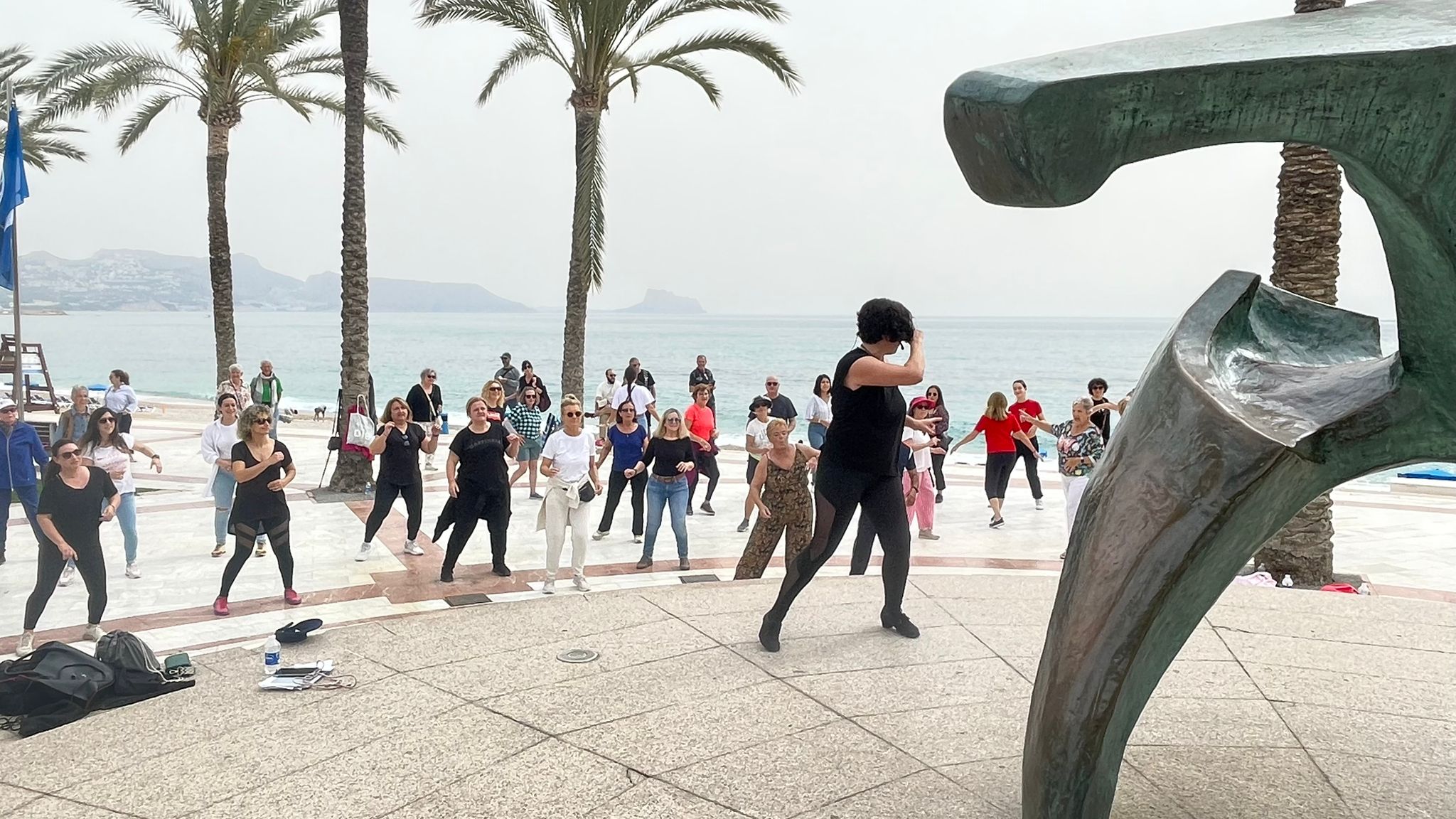 L’Alfàs conmemora el Día Mundial de la Salud con un Taller de Baile en la playa de l’Albir