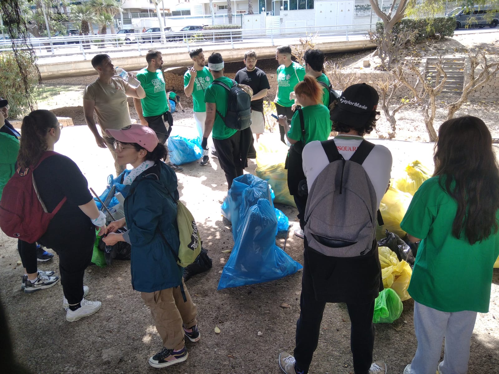 Empresas y particulares participan en la Jornada de limpieza del Bulevar de los Músicos de l’Albir