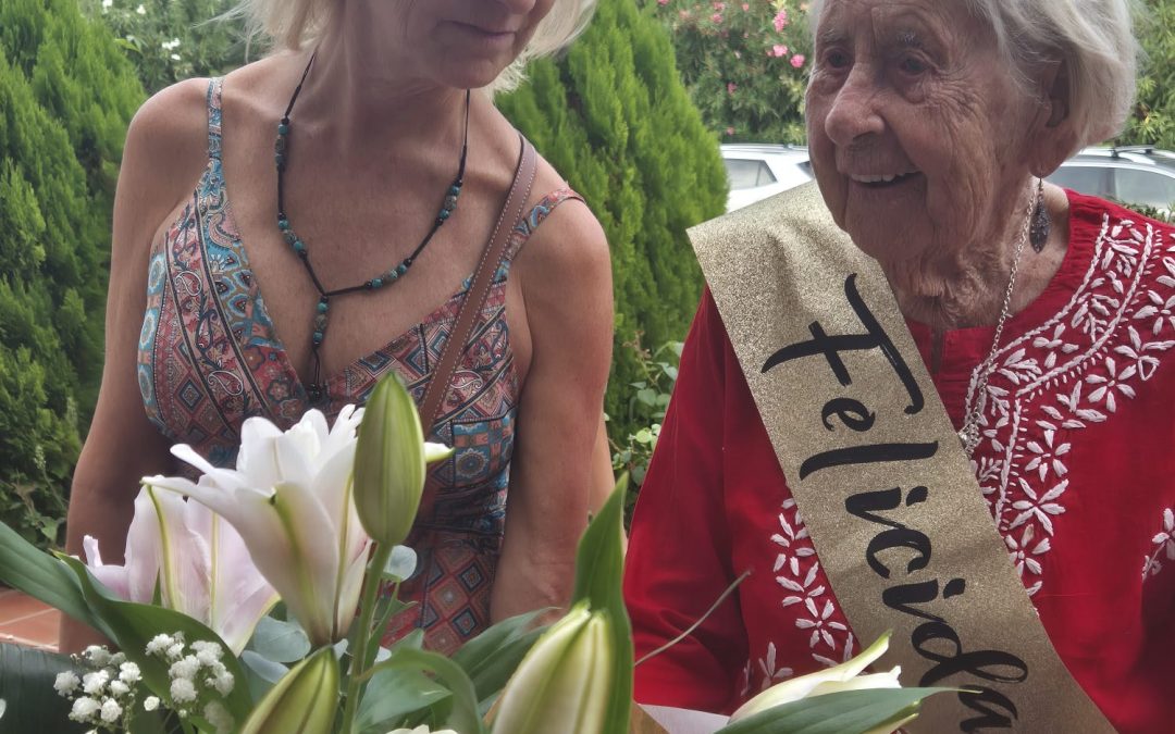La noruega Solfried Gjelsten celebra su 100 cumpleaños rodeada de familiares y amigos en l’Alfàs