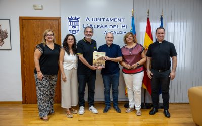 El alcalde de l’Alfàs del Pi da la bienvenida al nuevo párroco Juan Vicente Ferrando Molines