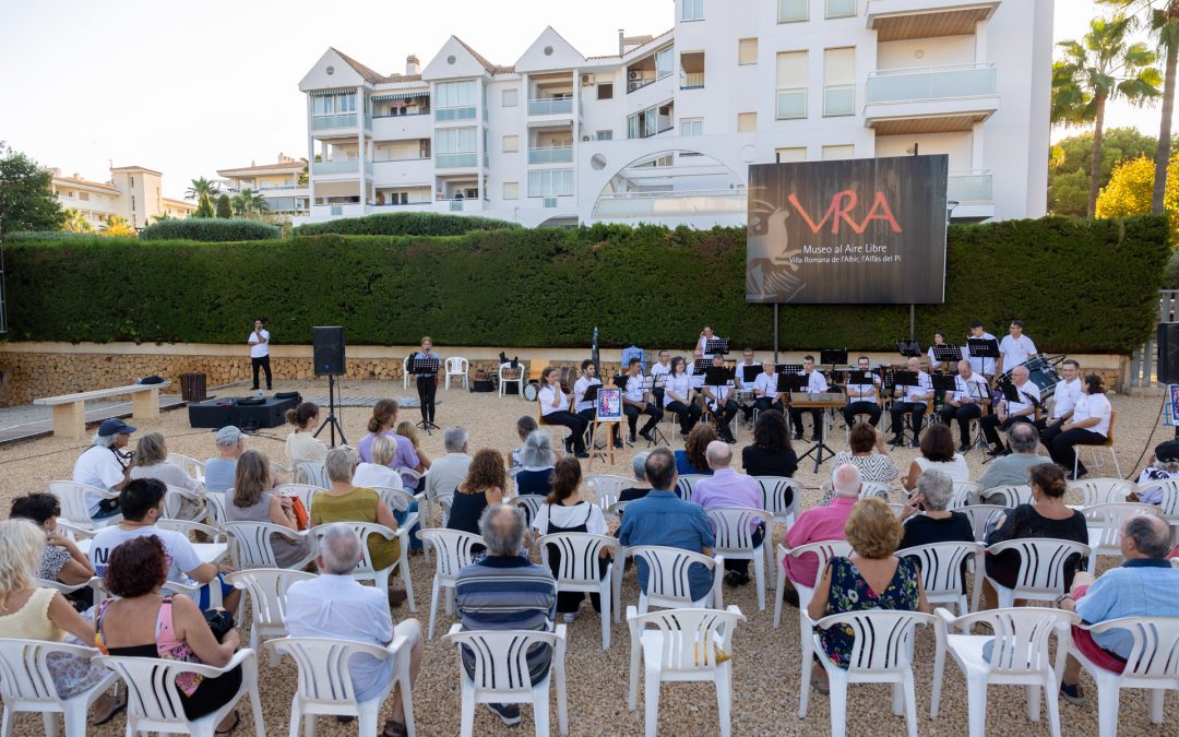 La música tradicional valenciana protagonizó el concierto de intercambio de Els Valerios y Xirimiters de la Marina