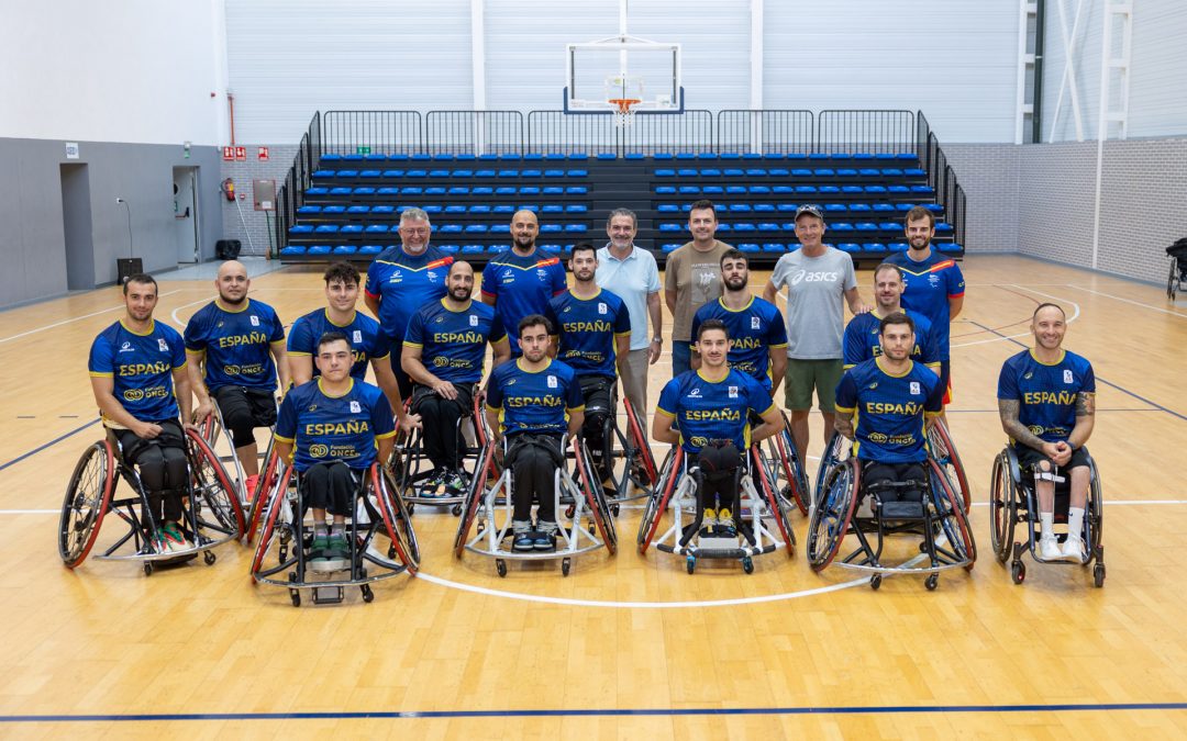Vicente Arques visita a la Selección Española de Baloncesto adaptado  que está concentrada en l’Alfàs del Pi