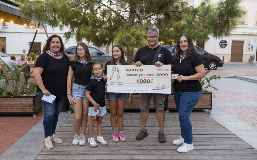Majorals de Sant Josep entregan 1.000 euros a Juanfran Pérez ganador del sorteo de agosto