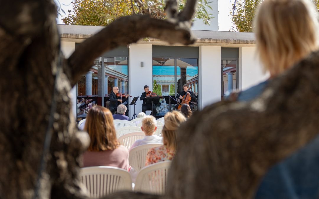 L’Alfàs celebró el Día de la Hispanidad con el concierto del Trío Acento en la Villa Romana