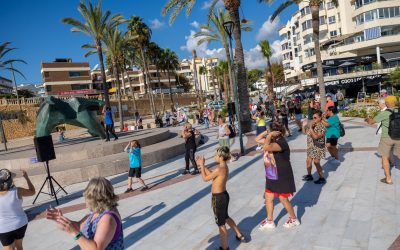 Éxito de participación en el taller ‘Baila por la Salud’, que se repetirá cada mes en la playa del Racó de l’Albir