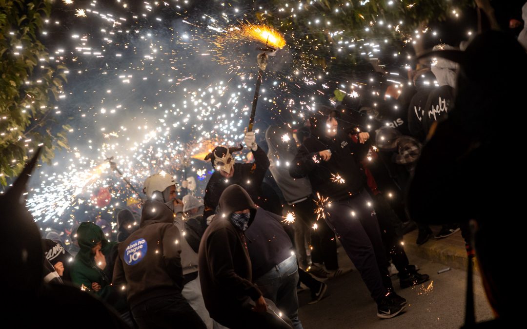 Fuego, música y tradición en el espectacular ‘correfocs’ de las Fiestas de l’Alfàs del Pi