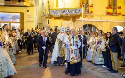 La Procesión al Santísimo Sacramento culmina la celebración del Trisagio en las Fiestas Jubilares de l’Alfàs