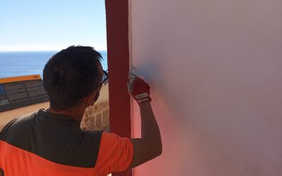 Trabajos de mantenimiento en la fachada del Faro de l’Albir para preservar su valor patrimonial