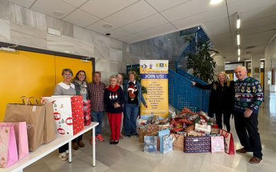 La asociación británica U3A dona un lote de juguetes al Voluntariado Social de l’Alfàs