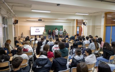 El activista contra el acoso escolar Jero García ha ofrecido una charla en el IES l’Arabí de l’Alfàs sobre el bullying