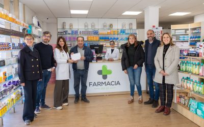 La farmacia de Melisa Arocas y David Caballero dona su premio del Concurso de Belenes al Voluntariado Social
