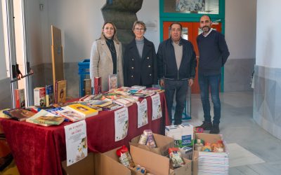 La Biblioteca de l’Alfàs del Pi entrega al Voluntariado Social los alimentos de la campaña ‘Un alimento, un libro’