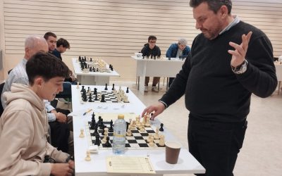 Luis María Campos, Gran  Maestro Internacional, del club Ajedrez l’Alfàs del Pi supera un reto de simultaneas organizado por el Corte Inglés