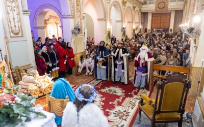 La lluvia y el mal tiempo no ha impedido la visita de los Reyes Magos a l’Alfàs del Pi