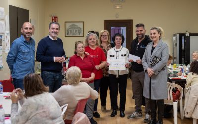 Los mayores del Hogar del Pensionista donan 1.000 euros a ASPANION en apoyo a los niños con cáncer