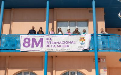 El 8M arranca con la colocación de una pancarta y la presentación del libro ‘Las mujeres facturan’