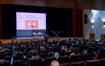 Un centenar de estudiantes del IES L’Arabí participa en un teatro-taller sobre igualdad