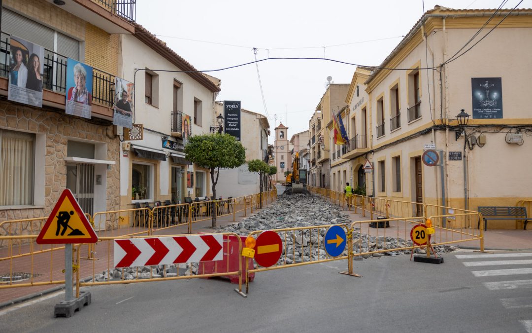 Cortado al tráfico un tramo de la calle Federico García Lorca por las obras de mejora de la plaza Mayor