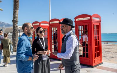Cabinas telefónicas convertidas en portales literarios que emocionaron al público en la playa de l’Albir