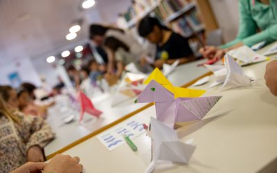 Éxito del taller de pajaritas de origami en la biblioteca infantil de l’Alfàs del Pi