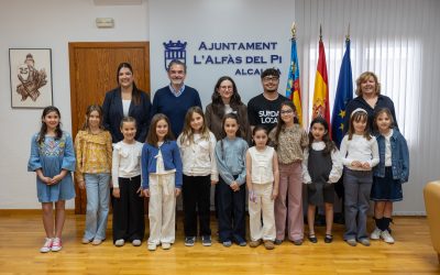 El alcalde de l’Alfàs del Pi felicita a la reina y a las damas de las fiestas tras la gala de elección