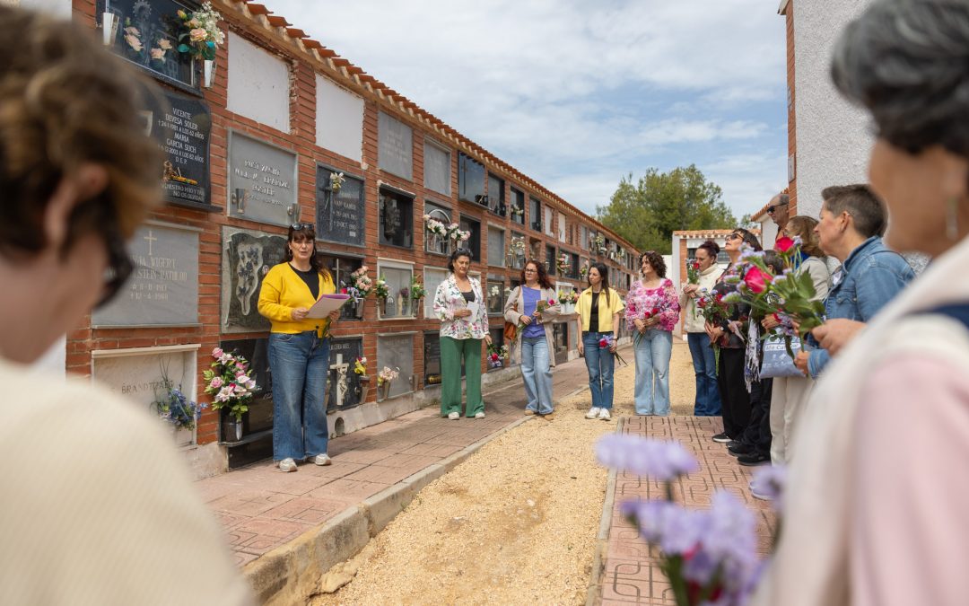 L’Alfàs del Pi cierra los actos en homenaje a Sonja Wigert con una ofrenda floral y lectura poética