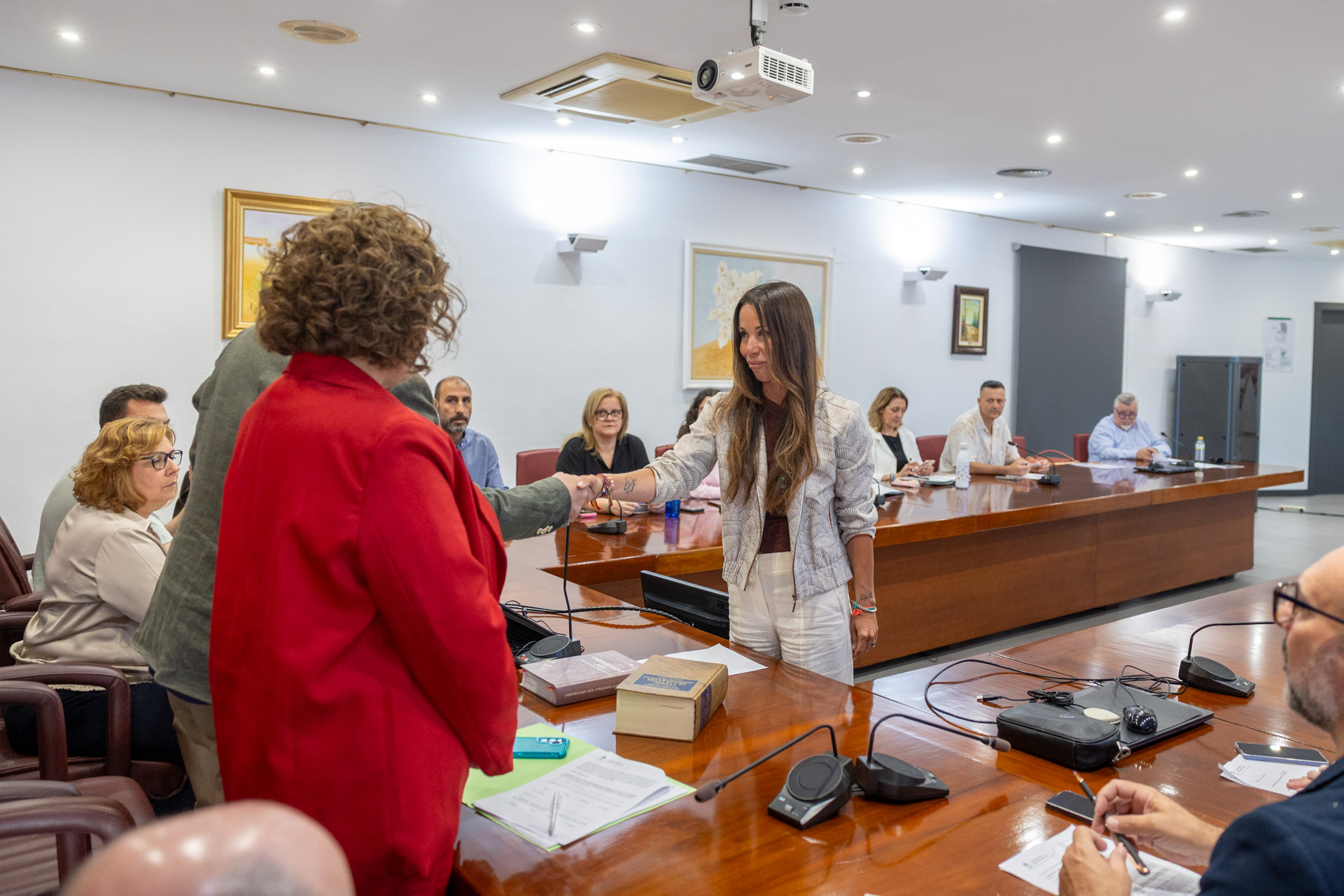 María Laura Gallart toma posesión como concejala de VOX en l’Alfàs tras ...