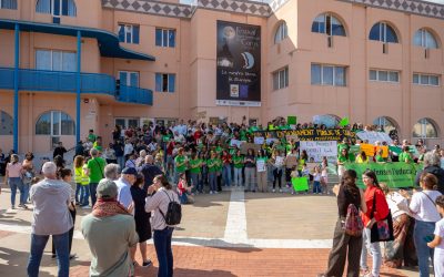 Más de 300 personas se concentran en l’Alfàs del Pi en defensa de la escuela pública