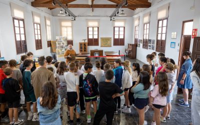 Alumnado del CEIP Veles e Vents conoce la escuela del pasado en la exposición de Escoles Velles